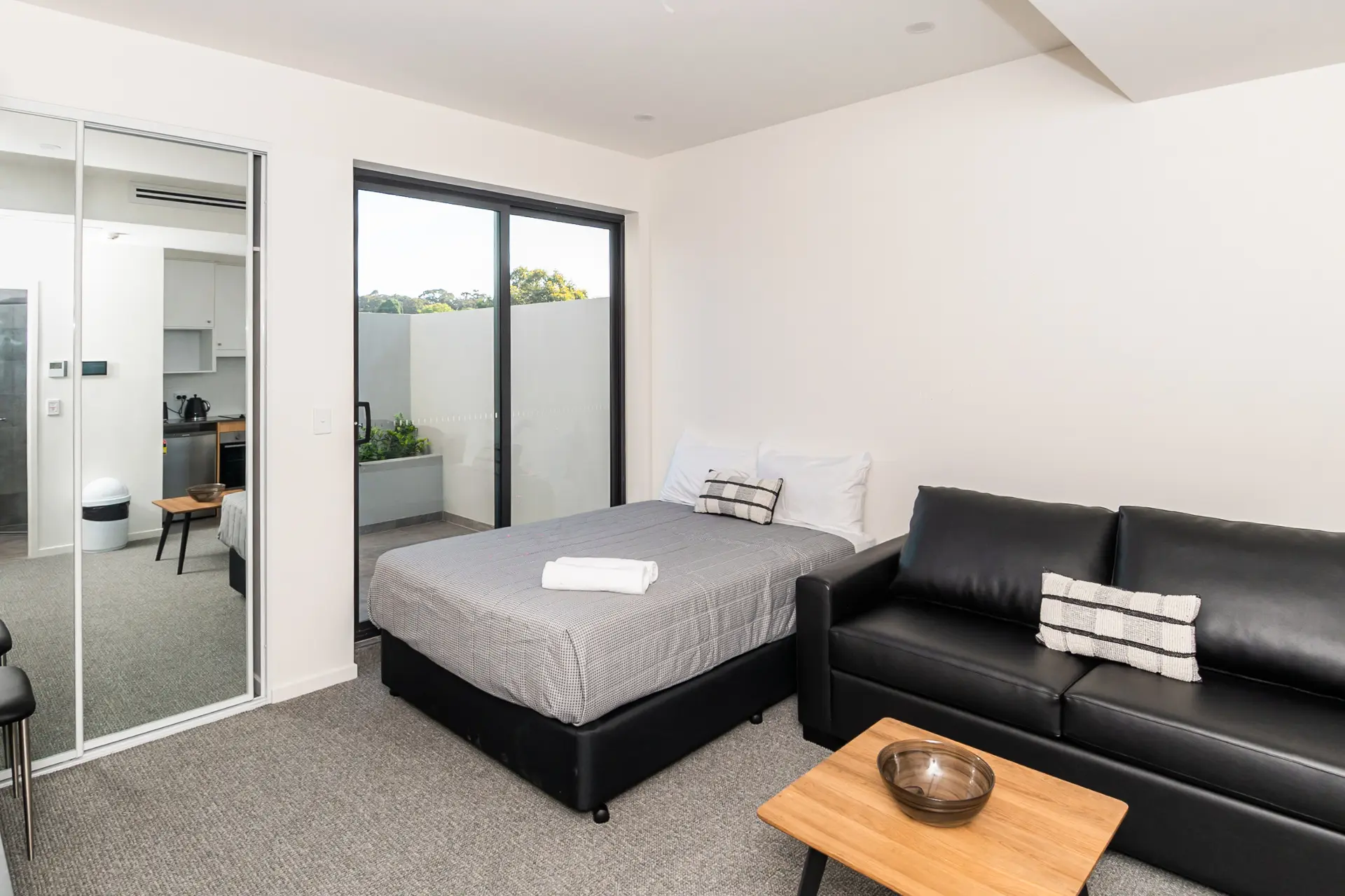Self-contained kitchenette unit